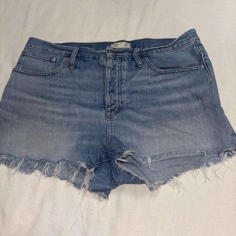 Madewell Relaxed Denim Shorts in Rosemount Wash Destroyed Hem Size 32 Button Fly